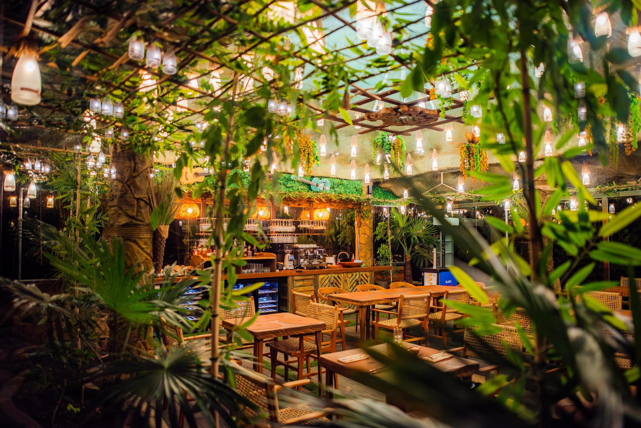 Restaurant & Bar