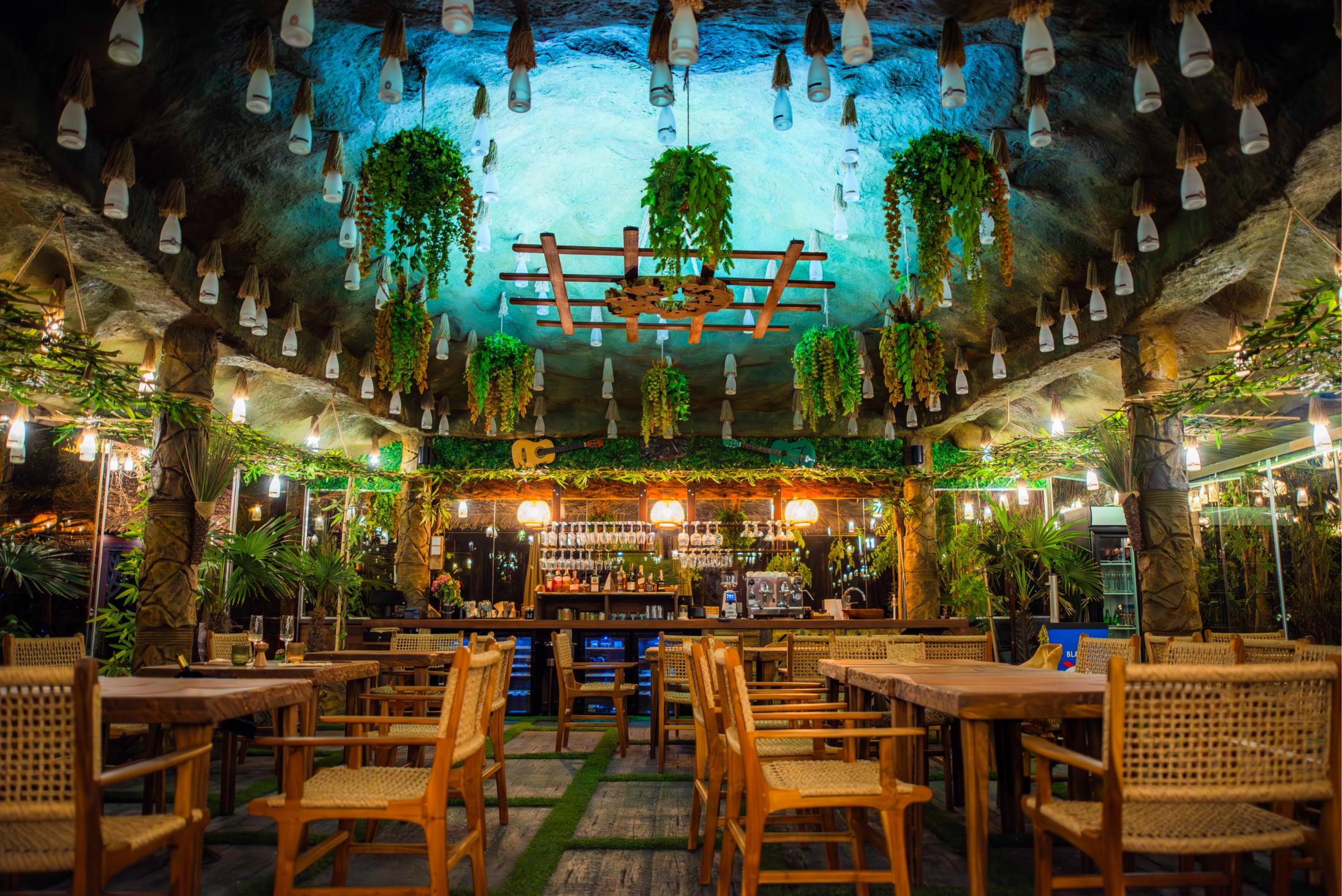 Restaurant & Bar